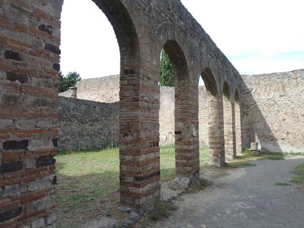VIII.7.28 Pompeii. September 2015. Open arches leading to Ekklesiasteron (dining area).