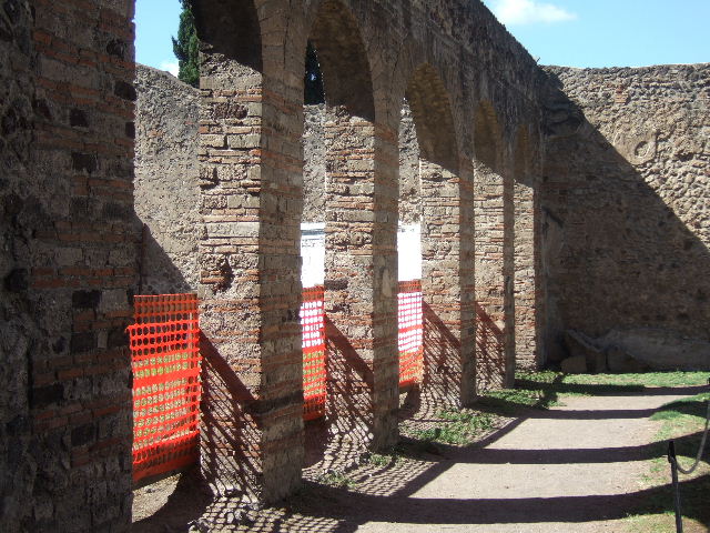 VIII.7.28 Pompeii.  December 2007. Open arches leading to Ekklesiasteron (dining area).