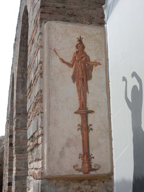 VIII.7.28 Pompeii. May 2017. Reproduction fresco on south side of central arch in the Ekklesiasterion.
Priestess on a candelabrum carrying offerings on a tray. 
Now in Naples Archaeological Museum. Inventory number 8917.
Photo courtesy of Buzz Ferebee.

