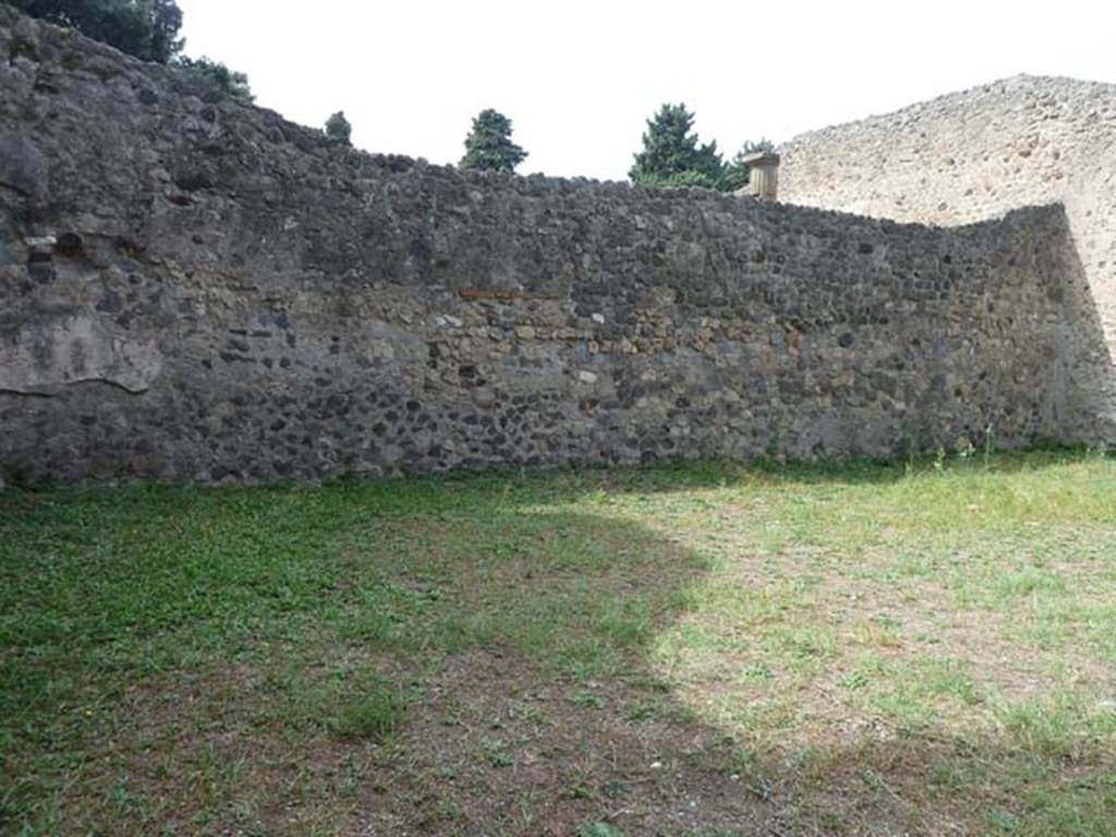 VIII.7.28 Pompeii. September 2015. West wall of Ekklesiasteron (dining area).