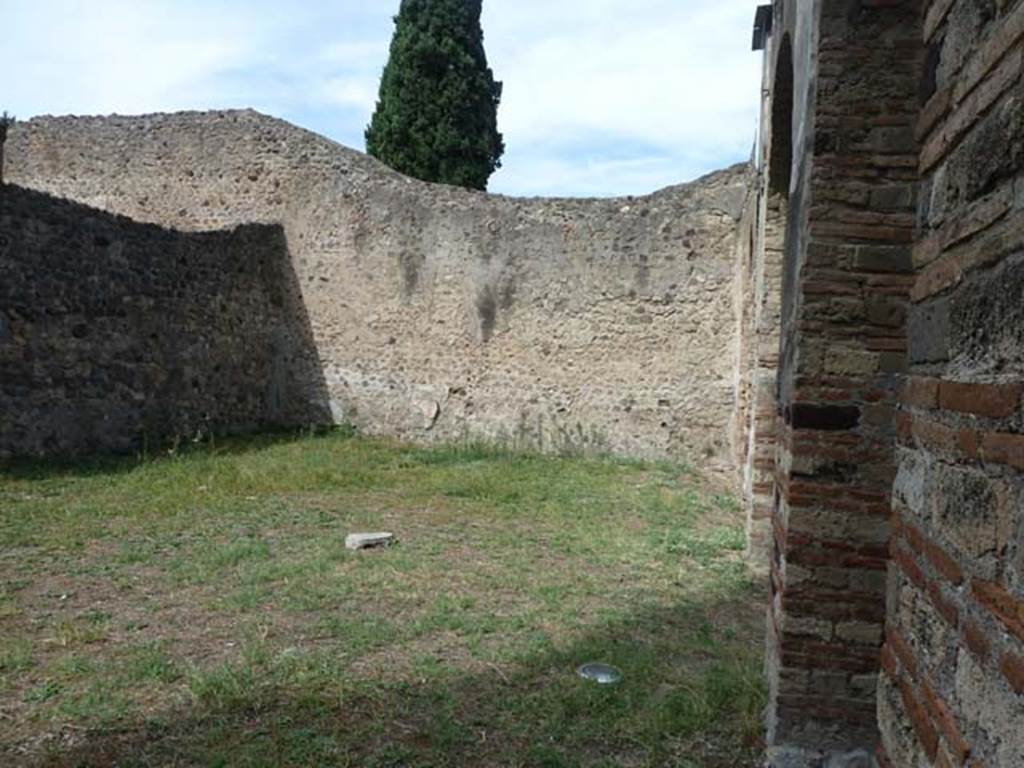 VIII.7.28 Pompeii. September 2015. North wall of Ekklesiasteron (dining area).