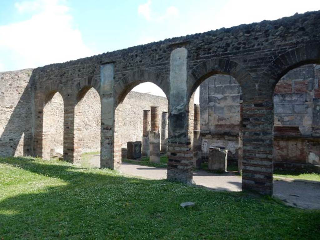 VIII.7.28, Pompeii. May 2015. Looking east towards north-west corner of the portico.
Photo courtesy of Buzz Ferebee.
