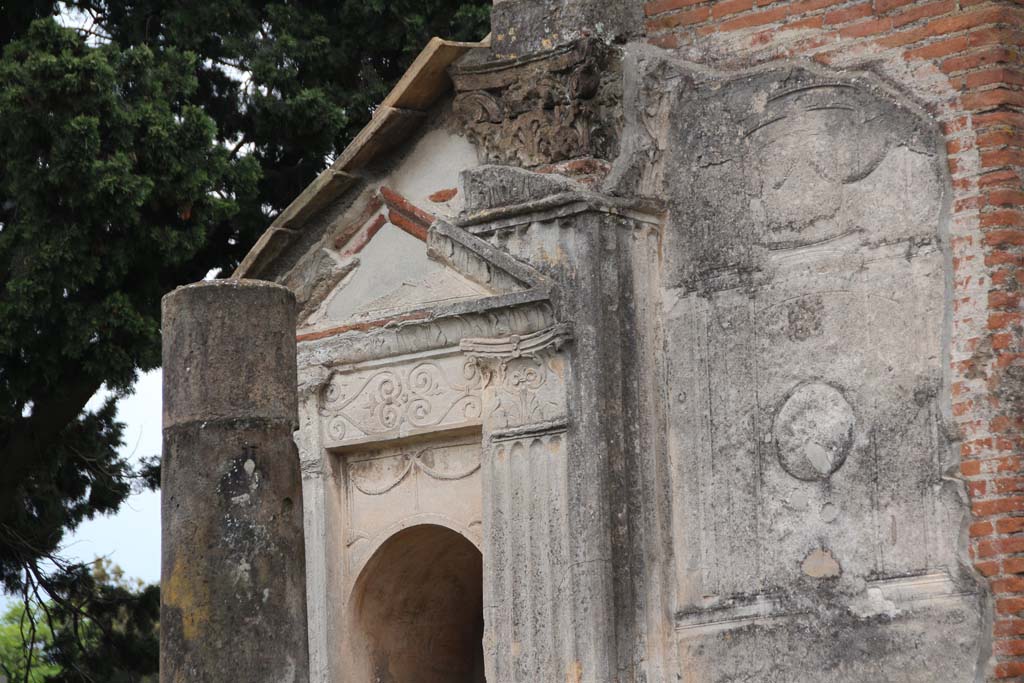 VIII.7.28, Pompeii. April 2014. Stucco decoration above niche on south end of east side. Photo courtesy of Klaus Heese.