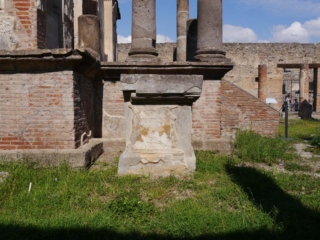 VIII.7.28, Pompeii. May 2015. Detail of decorative capital on south-west corner of cella.  Photo courtesy of Buzz Ferebee.
