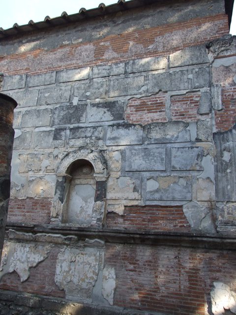 VIII.7.28 Pompeii. March 2009. Decorative stucco in arched niche.