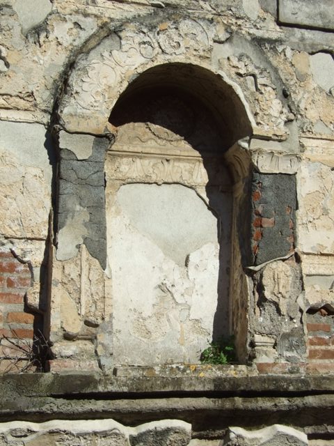VIII.7.28 Pompeii.  March 2009. Detail of stucco in arched niche.