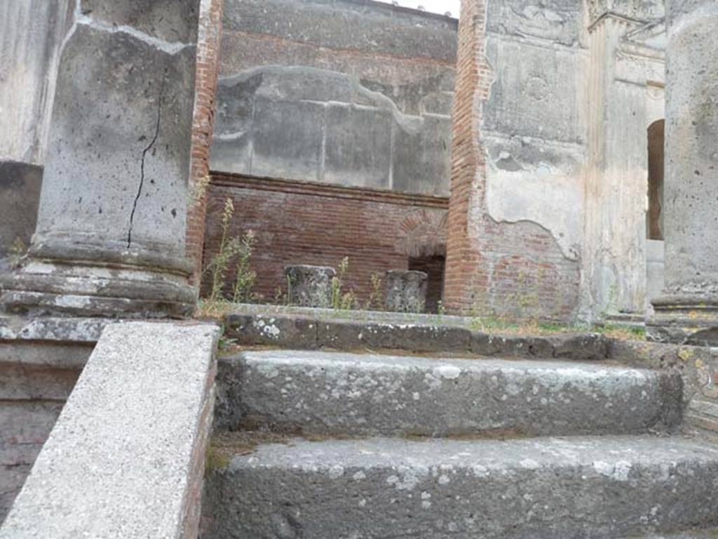 VIII.7.28 Pompeii. September 2015. Looking towards north-west side of cella from portico.