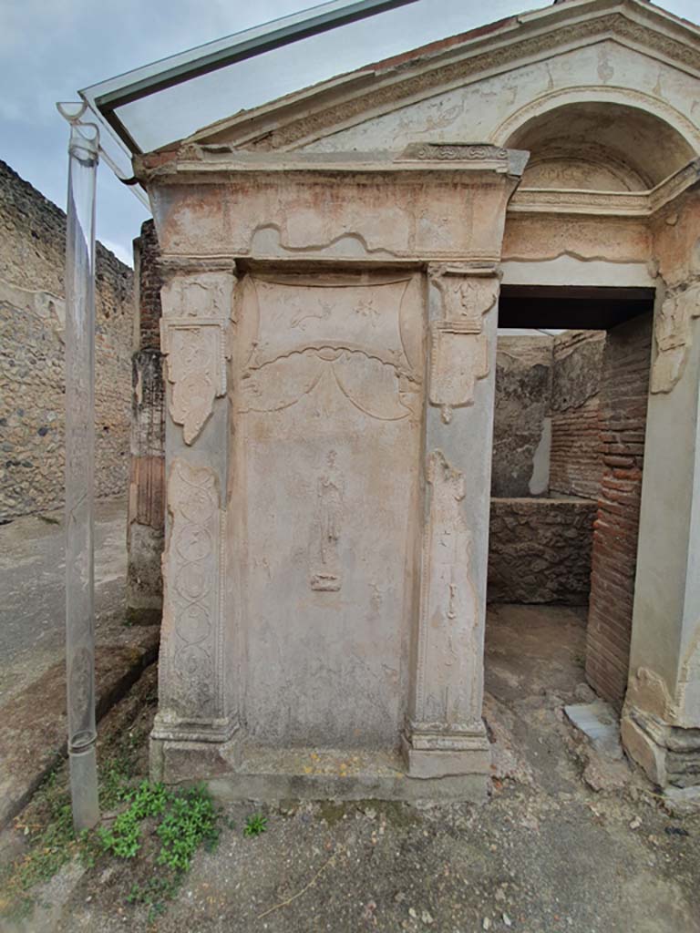 VIII.7.28 Pompeii. August 2021. East side of entrance doorway of purgatorium.
Foto Annette Haug, ERC Grant 681269 DÉCOR.
