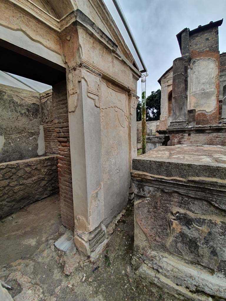 VIII.7.28 Pompeii. August 2021. 
Looking west along the north side towards stucco on west side of doorway.
Foto Annette Haug, ERC Grant 681269 DÉCOR.
