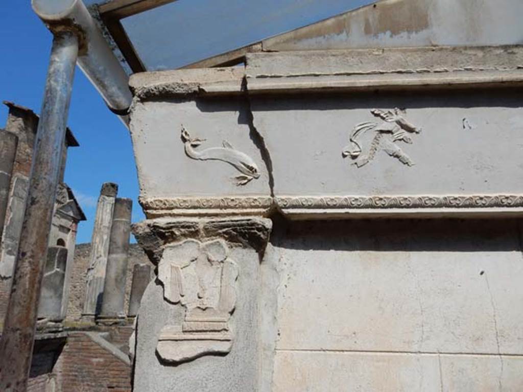 VIII.7.28, Pompeii. May 2015. Purgatorium, detail of stucco at west end on south side. 
Photo courtesy of Buzz Ferebee.
