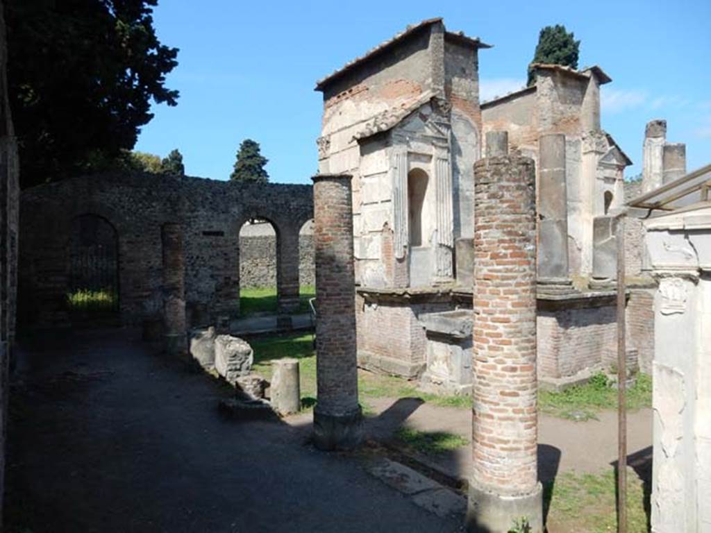VIII.7.28, Pompeii. May 2015. Looking west along south portico. Photo courtesy of Buzz Ferebee.