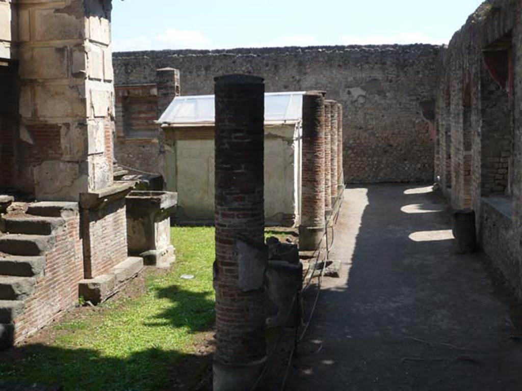 VIII.7.28 Pompeii.  December 2007.  Looking east along south portico towards Purgatorium.