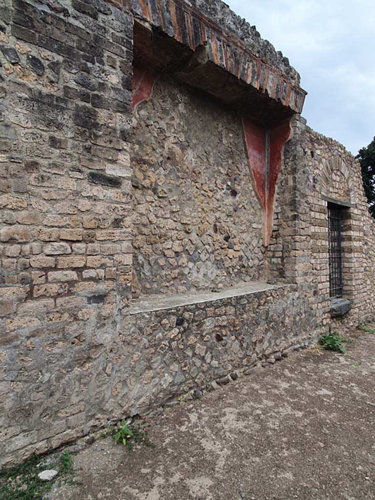 VIII.7.28, Pompeii. May 2015. South portico with the priest’s accommodation and large recess. 
Photo courtesy of Buzz Ferebee.


