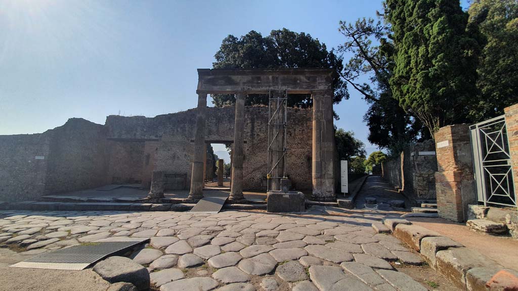 VIII.7.30, Pompeii. December 2018. 
Looking towards entrances on south side of Via del Tempio d’Iside. Photo courtesy of Aude Durand.
