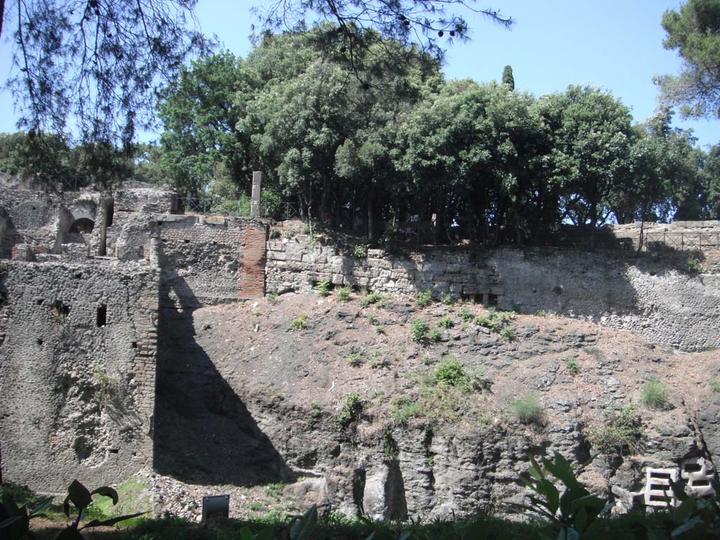 Area of walls near Pompeii Triangular Forum from outside city. May 2006.