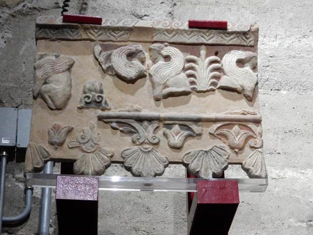 VIII.7.31 Pompeii, May 2018. Architectural terracotta’s from the Samnite phase were brightly painted.
Antiquarium information card showing hypothetical colour reconstruction based on surviving material. 
Photo courtesy of Buzz Ferebee.
