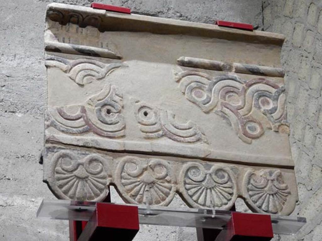 VIII.7.31 Pompeii, May 2018. Architectural roof elements and spiral pattern with traces of colour
Photo courtesy of Buzz Ferebee.
