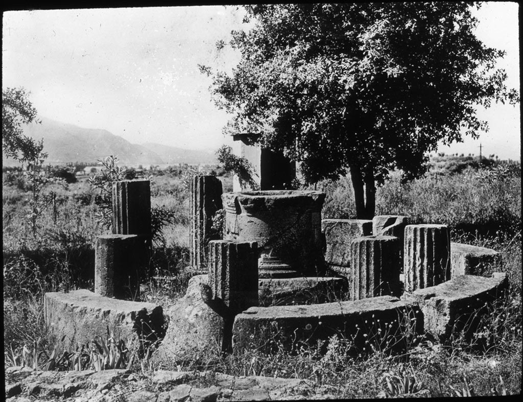 VIII.7.32 Pompeii Triangular Forum. December 2005. Tholos looking north-west.

 
