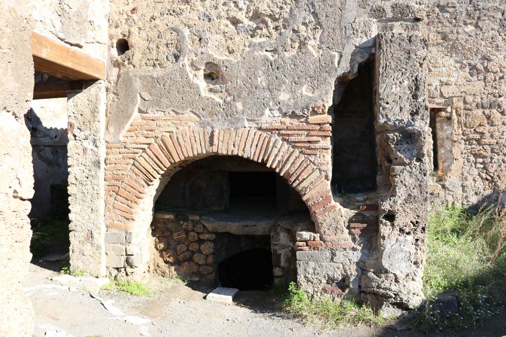 IX.1.3/33 Pompeii. December 2018. Looking east towards the oven. Photo courtesy of Aude Durand.