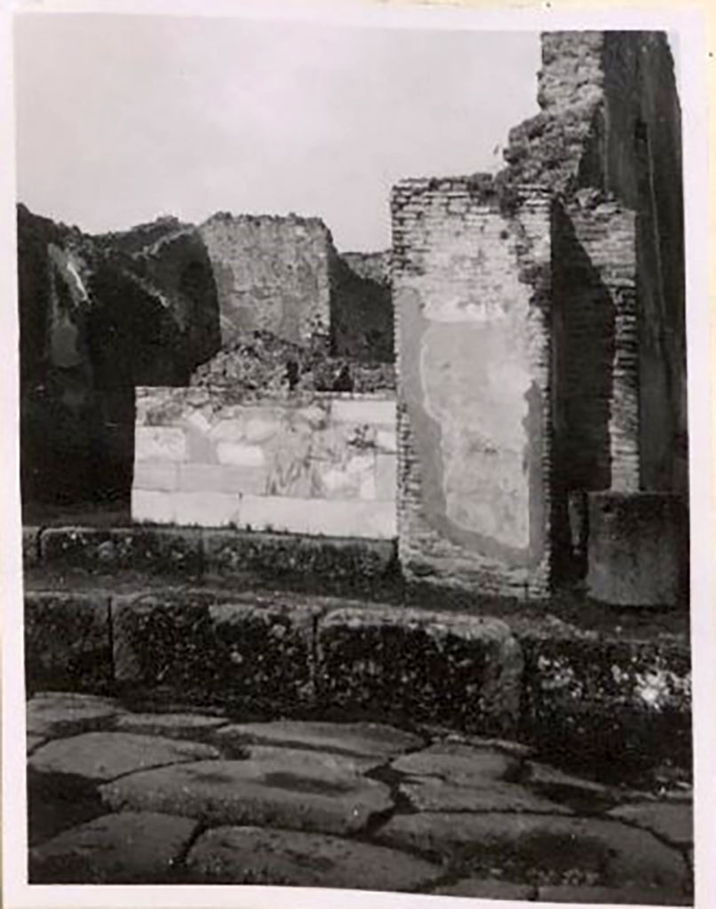 IX.1.3/4 Pompeii. Pre-1943. Pilaster between IX.1.3, on left, and IX.1.4, on right. Photo by Tatiana Warscher.
See Warscher, T. Codex Topographicus Pompeianus, IX.1. (1943), Swedish Institute, Rome. (no.4), p. 15.
