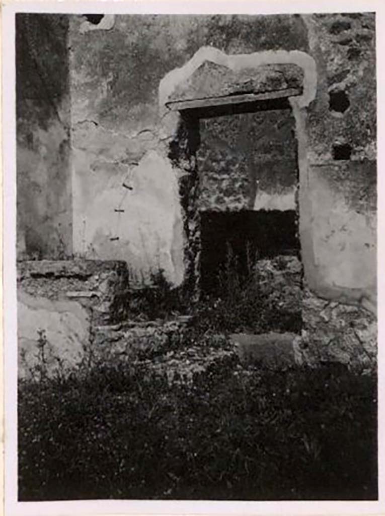 IX.1.4 Pompeii. Pre-1943. Looking towards staircase in north-east corner of shop. Photo by Tatiana Warscher.
She described this as -
“The doorway to the small rear room “b” and the stairs that demonstrated that there were rooms on the upper floor.”
See Warscher, T. Codex Topographicus Pompeianus, IX.1. (1943), Swedish Institute, Rome. (no.16), p. 29.
