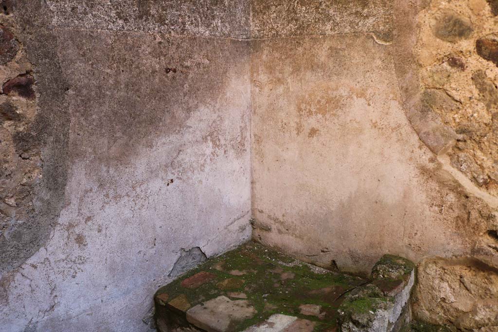 IX.1.4 Pompeii. December 2018. Plaster above hearth in south-east corner. Photo courtesy of Aude Durand.