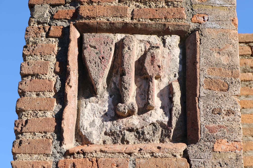 IX.1.5 Pompeii. December 2018. Plaque for toolmakers, on south side of entrance. Photo courtesy of Aude Durand.