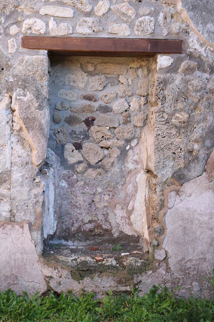 IX.1.6 Pompeii. December 2018. 
Niche/recess in east wall of rear room. Photo courtesy of Aude Durand.
