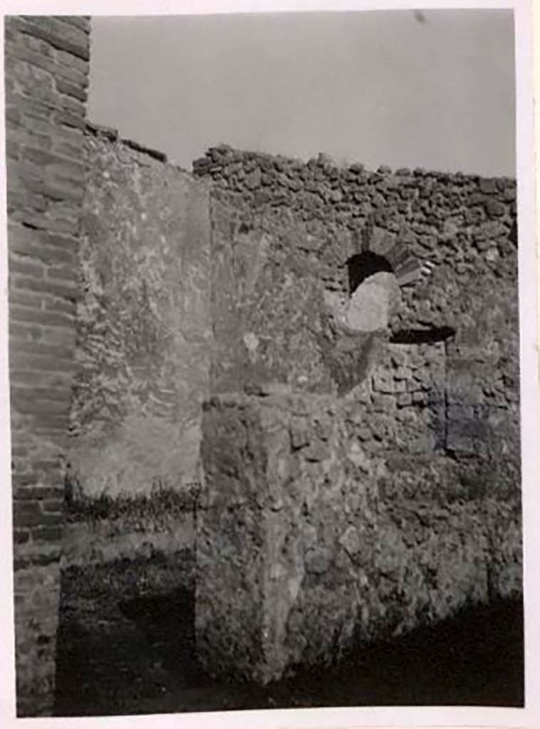 IX.1.7 Pompeii. Pre-1943. Doorway to garden area on north side of atrium. Photo by Tatiana Warscher.
See Warscher, T. Codex Topographicus Pompeianus, IX.1. (1943), Swedish Institute, Rome. (no. 31), p. 51.
