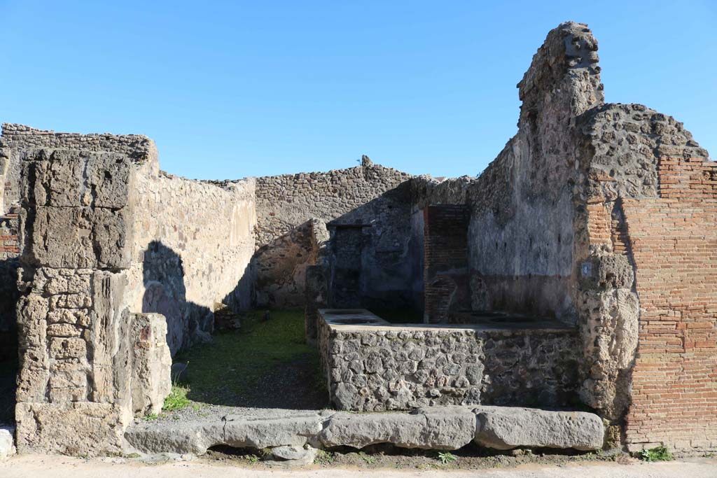 IX.1.8 Pompeii. December 2018. Looking east to entrance doorway. Photo courtesy of Aude Durand.