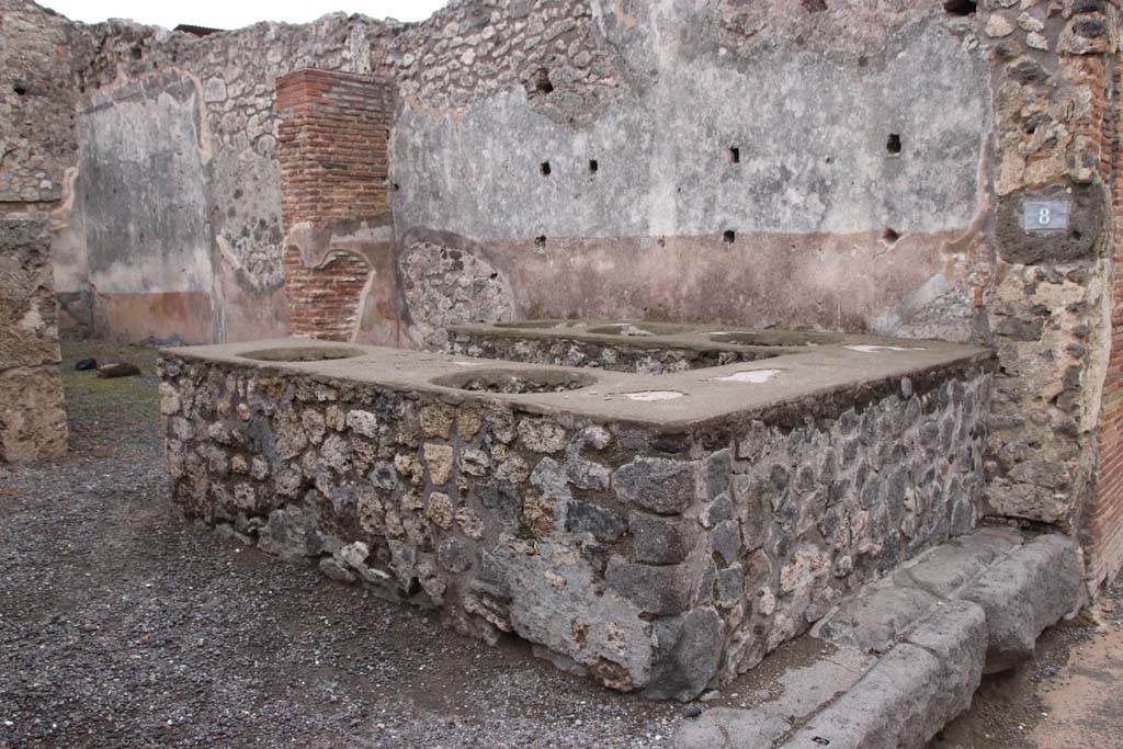 IX.1.8 Pompeii. October 2020. Entrance doorway with bar counter on south side. Photo courtesy of Klaus Heese.