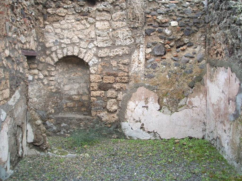 IX.1.11 Pompeii. December 2004. Rear, east wall of shop with arched niche. According to PPP, the walls were plastered with cocciopesto and a violet/dark red vertical stripe can be seen on the south wall, on the right. See Bragantini, de Vos, Badoni, 1986. Pitture e Pavimenti di Pompei, Parte 3. Rome: ICCD. (p.386).
For the list of bronze, iron,terracotta, glass, bone and amphorae found in this shop, and linked to IX.1.11, See Gallo, A (2001). Pompei, L’Insula I della Regione IX, Settore Occidentale (p.61), in SAP book no. 1 (L’Erma di Bretschneider).
