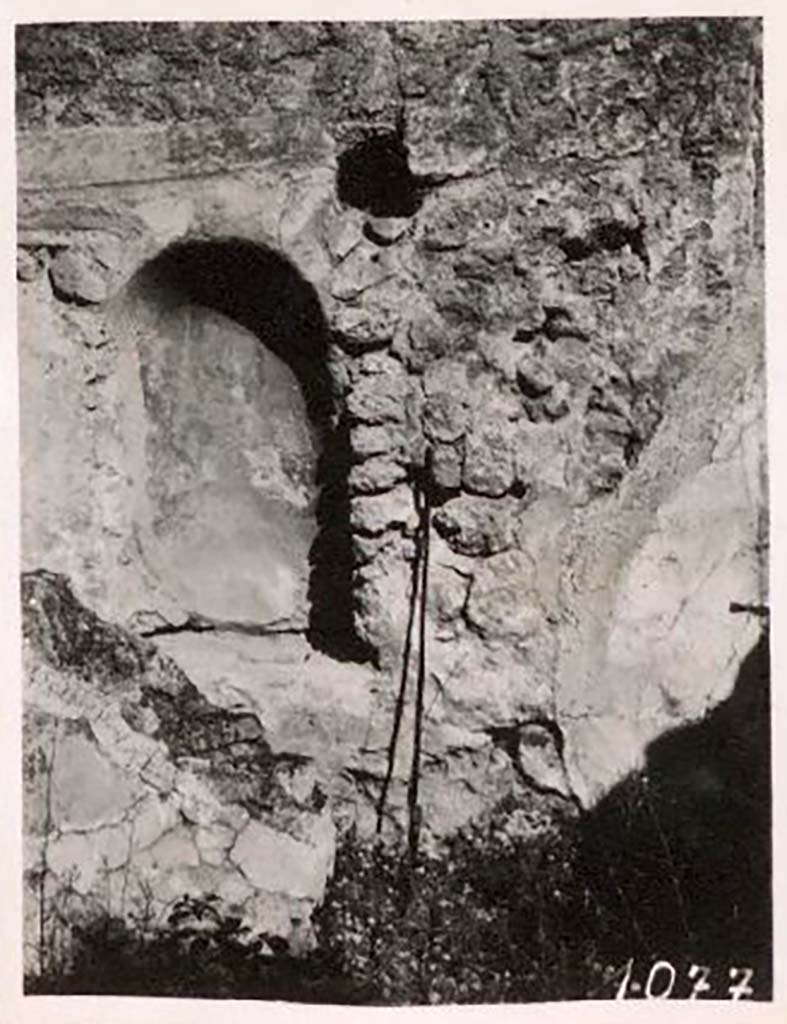 IX.1.11 Pompeii. Pre 1943. Photo by Tatiana Warscher. According to Warscher, this was a typical latrine. 
See Warscher, T. Codex Topographicus Pompeianus, IX.1. (1943), Swedish Institute, Rome. (no.47), p. 78.
