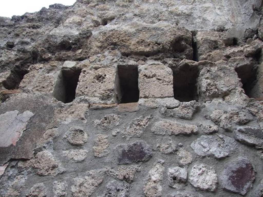 IX.1.12 Pompeii. December 2018. Niche in south wall of portico. Photo courtesy of Aude Durand.