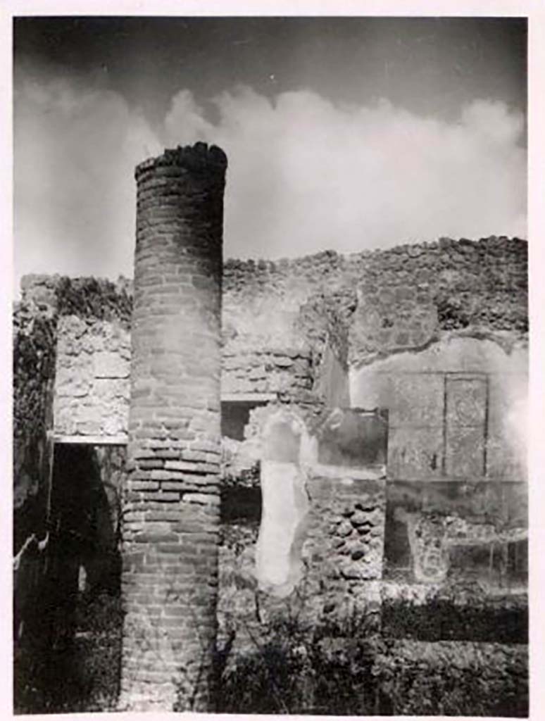 IX.1.12 Pompeii. Pre-1943. Photo by Tatiana Warscher.
Looking towards north wall of exedra/triclinium with remains of painted decoration. 
See Warscher, T. Codex Topographicus Pompeianus, IX.1. (1943), Swedish Institute, Rome. (no.51), p. 81.
