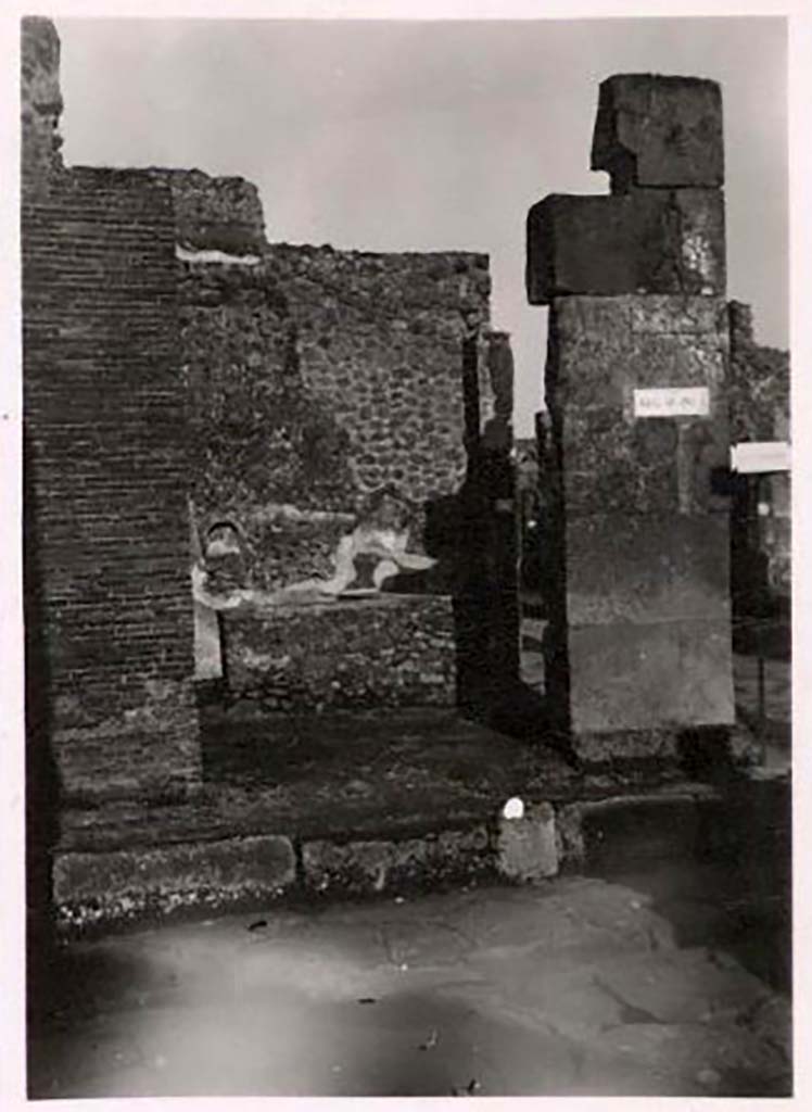 IX.1.15 Pompeii. Pre-1943. Looking east from Via Stabiana. Photo by Tatiana Warscher.
See Warscher, T. Codex Topographicus Pompeianus, IX.1. (1943), Swedish Institute, Rome. (no.58), p. 90.
