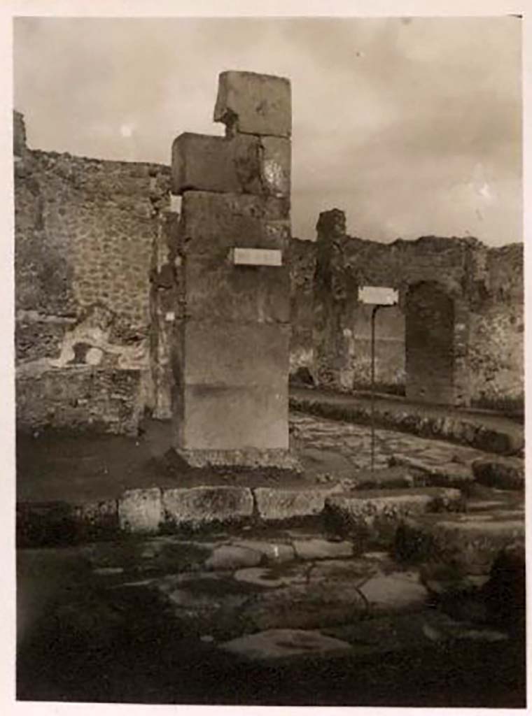 IX.1.15 Pompeii. Pre-1943. Photo by Tatiana Warscher.
Looking east towards pilaster at junction of Via Stabiana and Via dell’Abbondanza.
According to Warscher, this corner pilaster, on the face turned towards the Decumanus, showed traces of a disappearing Oscan inscription.
See Warscher, T. Codex Topographicus Pompeianus, IX.1. (1943), Swedish Institute, Rome. (no.57), p. 90.
