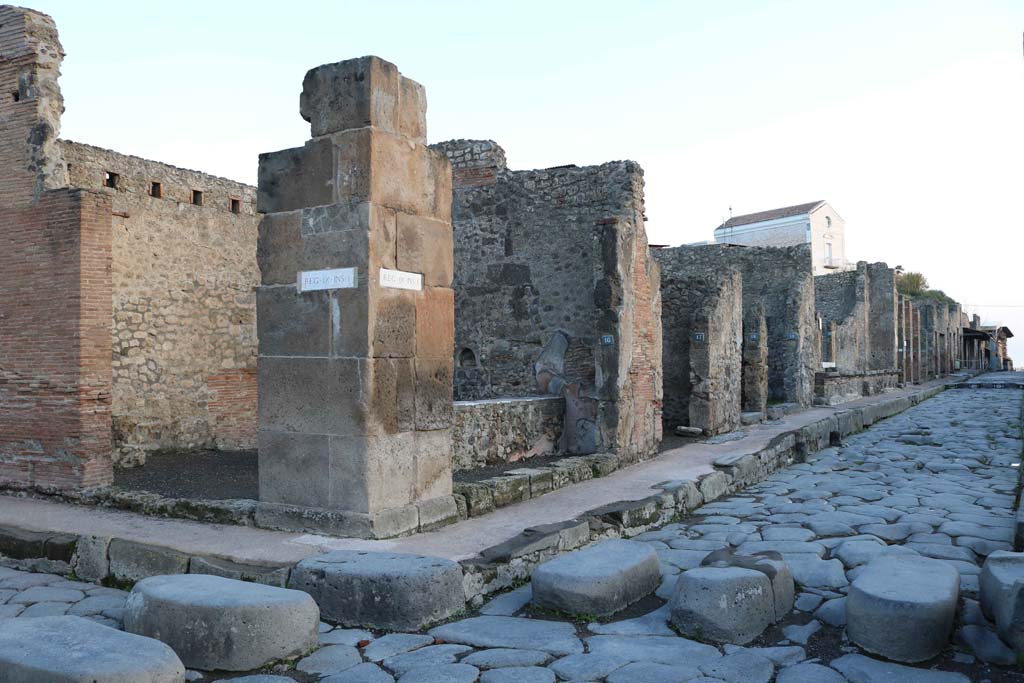 IX.1.16 Pompeii entrance with IX.1.15 to left. December 2018. 
Looking east from Holconius’ crossroads at junction of Via dell’Abbondanza, on right, and Via Stabiana, on left.
Photo courtesy of Aude Durand.

