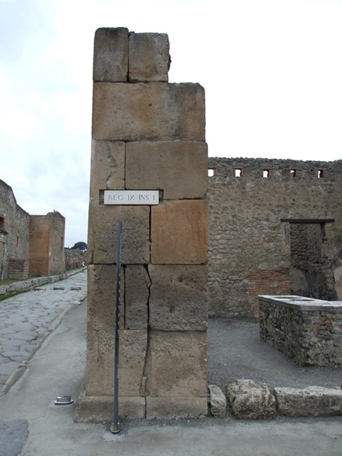 IX.1.16 Pompeii. December 2007. Pillar on corner of IX.1.
Remains of red painted Oscan inscription known as Eituns. Fiorelli wrote that it had vanished.  For information on Eituns see: Assoc. Int. Amica di Pompei: QUADERNI DI STUDI POMPEIANA, 1/2007, article by Rosalba Antonini. (p.47-113).  For Eituns at IX.1.16 see page 64.
See Varone, A. and Stefani, G., 2009. Titulorum Pictorum Pompeianorum, Rome: L’erma di Bretschneider, (p. 377)

