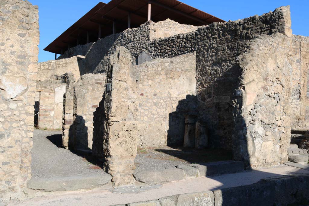 IX.1.18 Pompeii. December 2018. Looking north towards entrance doorway, with IX.1.19, on right. Photo courtesy of Aude Durand.