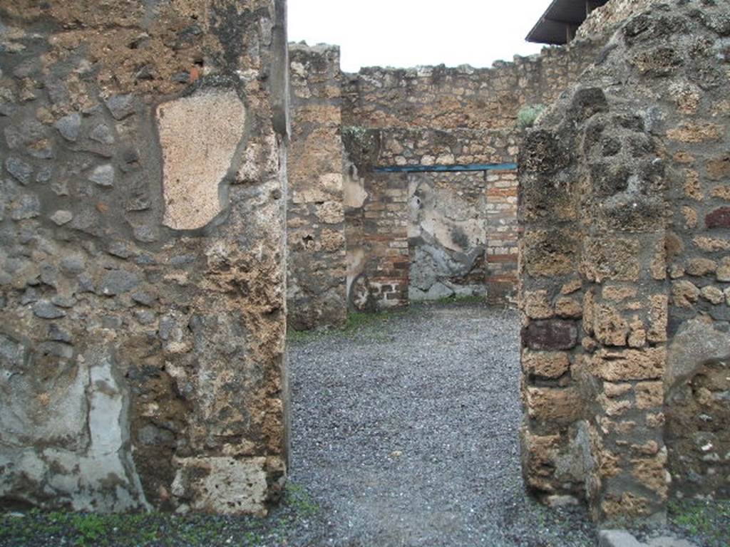 IX.1.18 Pompeii. December 2004. Looking north across yard from vestibule. Originally this would have been the atrium, with traces of the impluvium.
