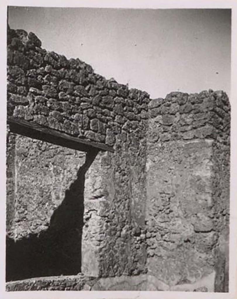 IX.1.18 Pompeii. Pre-1943. Photo by Tatiana Warscher.
According to Warscher – 
this is a photo of a large aperture between the yard (which used to be the atrium), and room, where the workers probably worked (which used to be the triclinium).
See Warscher, T. Codex Topographicus Pompeianus, IX.1. (1943), Swedish Institute, Rome. (no.68), p. 109.
