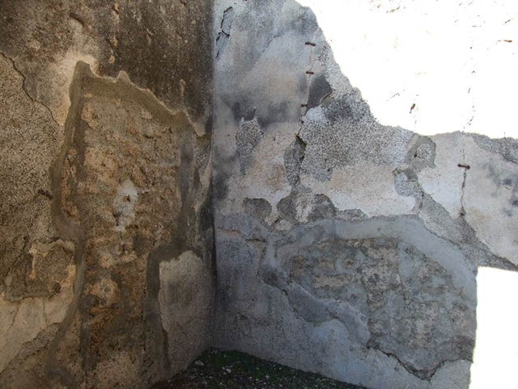 IX.1.18 Pompeii. December 2006. North-west corner of cubiculum at rear of tablinum.
According to Gallo, this room had a zoccolo (lower part of the wall) painted in black, as traces could still be seen. The middle and upper parts of the wall were now colourless, but there would have been a moulded stucco cornice.

