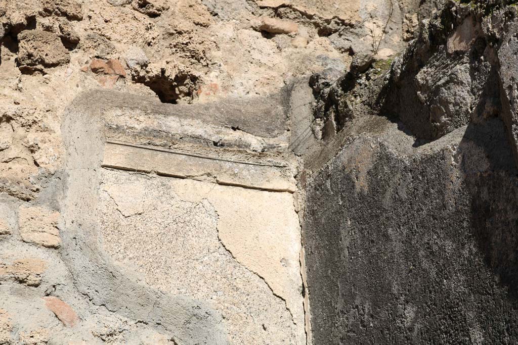 IX.1.18 Pompeii. December 2018. Detail of moulded stucco cornice in cubiculum. Photo courtesy of Aude Durand.