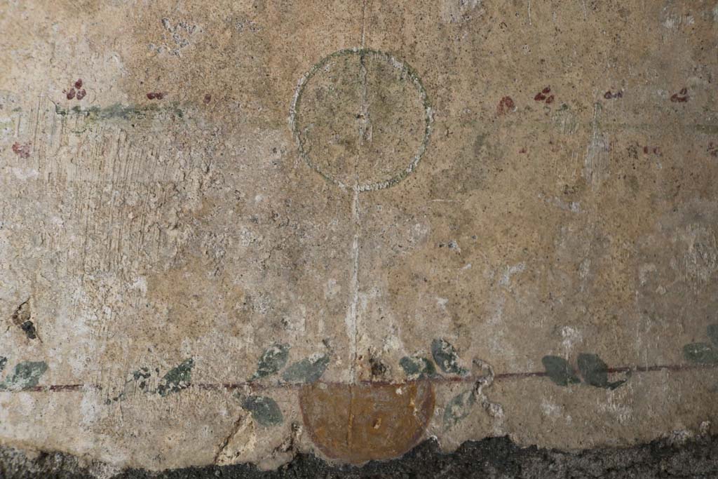 IX.1.18 Pompeii. December 2018. Detail of painted decoration on north side of niche. Photo courtesy of Aude Durand.