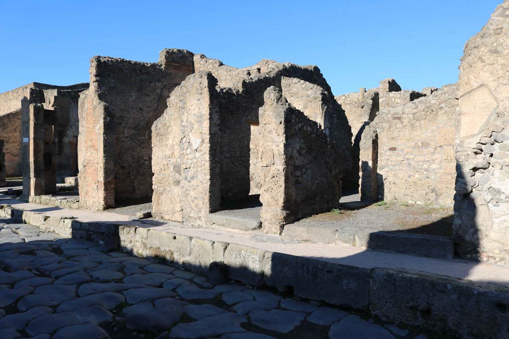 IX.1.19, Pompeii, on right. December 2018. 
Looking west along north side of Via dell’Abbondanza, towards junction with Via Stabiana, on left. Photo courtesy of Aude Durand.
