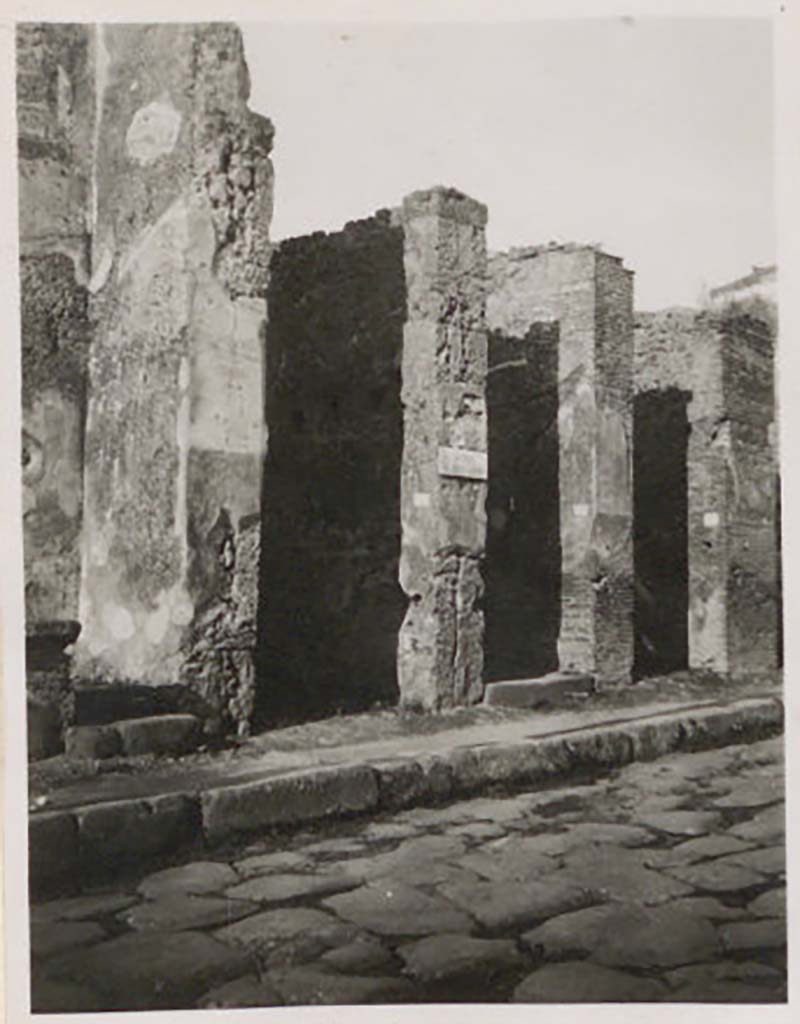 IX.1.21 Pompeii. Pre-1943. Looking towards entrance doorway, left of centre. Photo by Tatiana Warscher.
According to Fiorelli, (p.373), this was a shop with stairs at the rear, under which was the latrine.
See Warscher, T. Codex Topographicus Pompeianus, IX.1. (1943), Swedish Institute, Rome. (no.109), p. 189.
