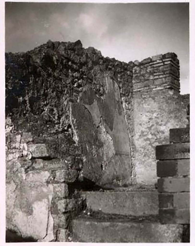IX.1.22 Pompeii. Pre-1943. Top of steps on upper floor. Photo by Tatiana Warscher.
See Warscher, T. Codex Topographicus Pompeianus, IX.1. (1943), Swedish Institute, Rome. (no.158), p. 275.
