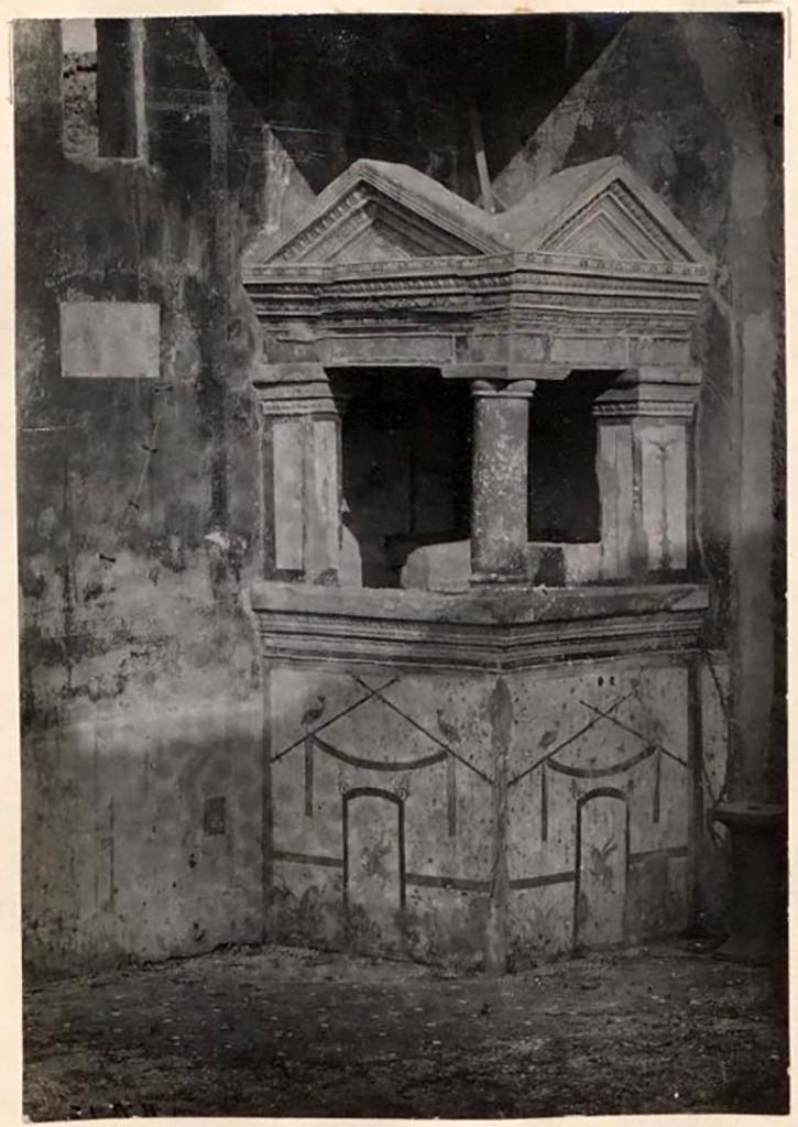 IX.1.22 Pompeii. c.1880-1890. G. Sommer no. 9205. Room 1, atrium with household shrine in south-east corner. Photo courtesy of Rick Bauer.
