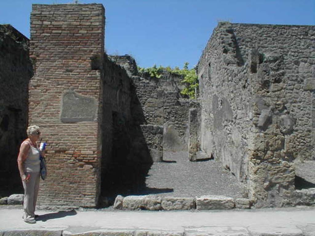 IX.1.24 Pompeii. May 2005. Looking north to entrance on Via dell’Abbondanza. For graffiti found between IX.1.23 and IX.1.24, on the left pilaster, see IX.1.23.
According to Della Corte, a graffito was found on the right of the entrance, between IX.1.24 and IX.1.25

Montanus   [CIL IV 2408]

See Della Corte, M., 1965.  Case ed Abitanti di Pompei. Napoli: Fausto Fiorentino. (p.278)

According to Epigraphik-Datenbank Clauss/Slaby, the graffito CIL IV 2408 read - Montatane
(See www.manfredclauss.de)

